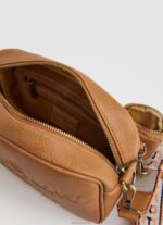⁦נשים 4N8XB714 Pepe Jeans גָמָל תיק crossbody מקסי עם לוגו מובלט⁩ – תמונה ⁦3⁩